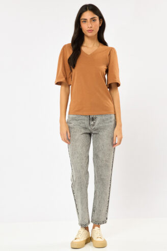 חולצת V חלקה עם שרוולים מעוצבים - חום