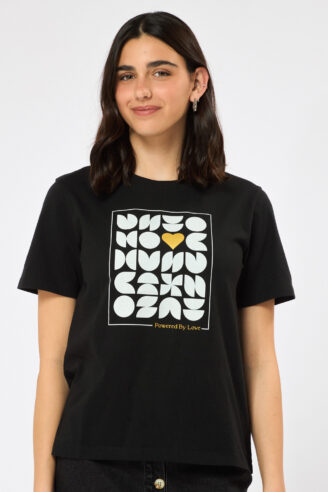 טי שירט עם הדפס טיפוגרפי - שחור