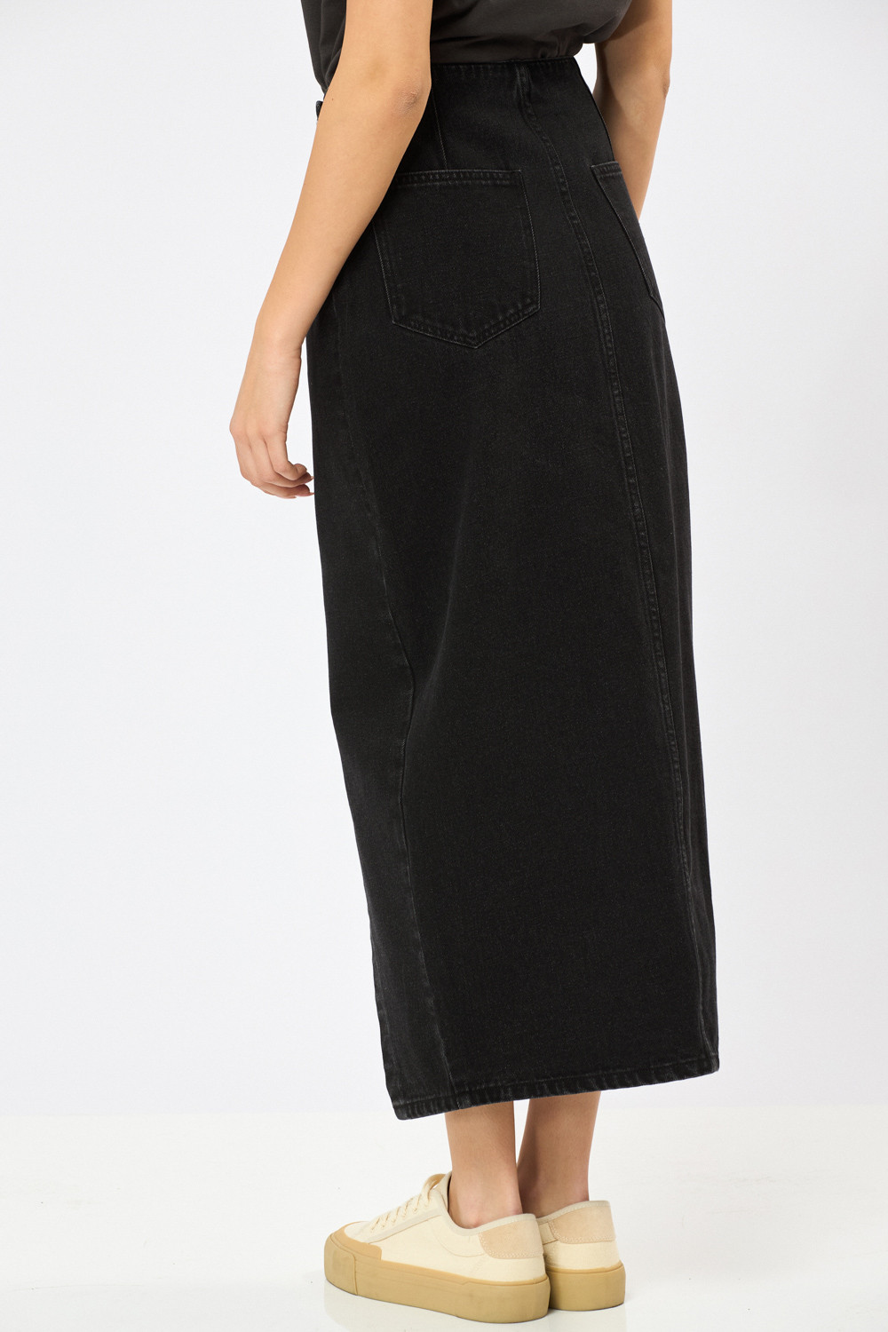 חצאית ג'ינס כפתורים באלכסון – תמונה 4 חצאית ג'ינס כפתורים באלכסון – תמונה 4