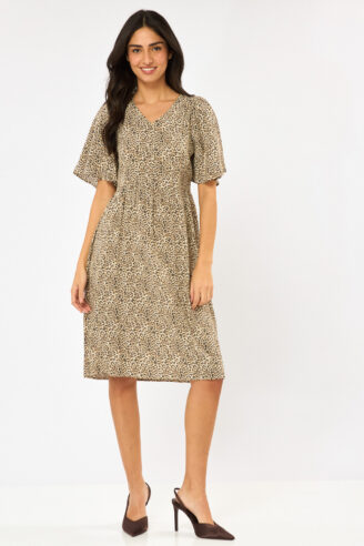 שמלה מודפסת עם צווארון V