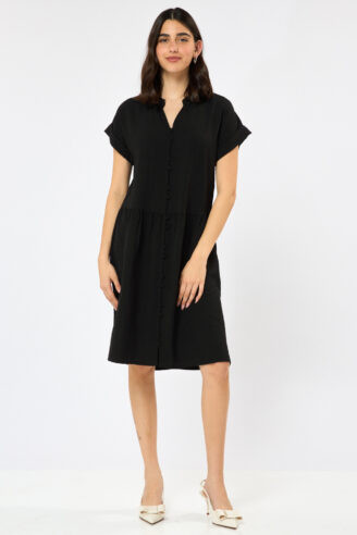 שמלה מכופתרת בגזרה משוחררת שמלה מכופתרת בגזרה משוחררת