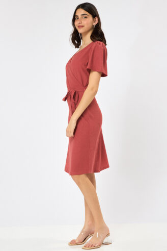 שמלת סריג בגזרת מעטפת